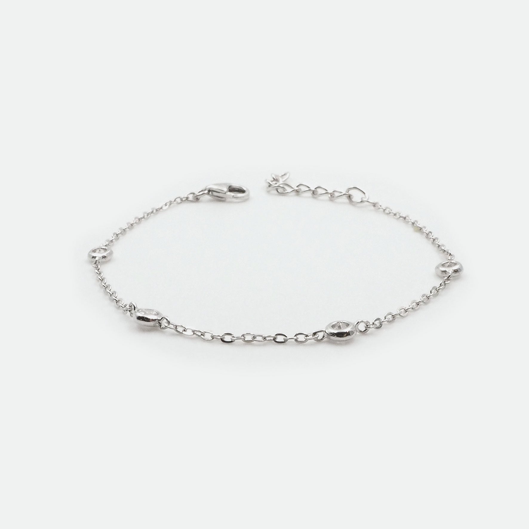 Silber Armbaender fuer Damen jetzt kaufen in unserem Onlineshop oder vor Ort in unserer Filiale in Basel